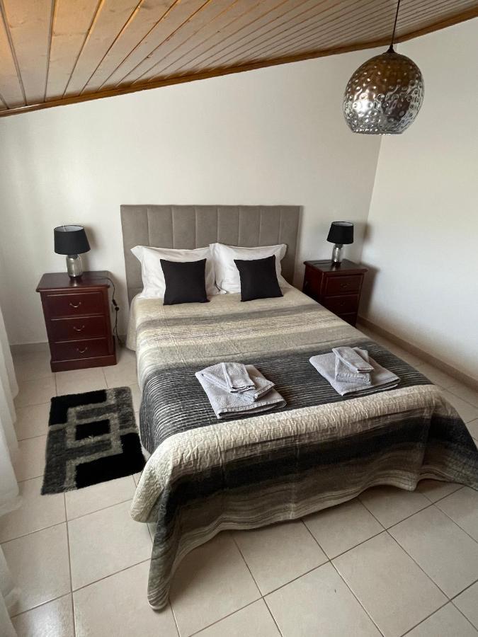 Villa Alojamento Amor De Mae São Teotónio Exterior foto